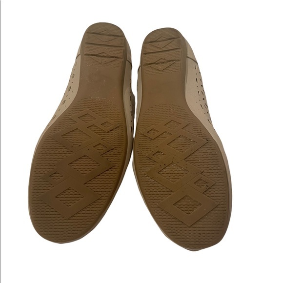 White Mountain Open Cutwork Flat Shoes With Bow On Top Size 9 1/2 M - Picture 6 of 7